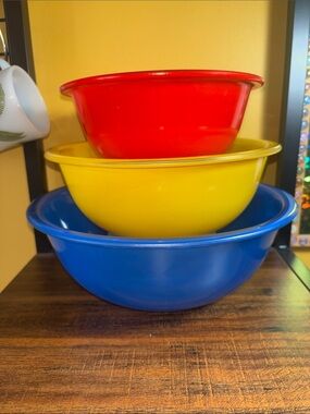 Set of 3 Vintage Pyrex Vibrant Mixing Bowls - Red, Yellow, Blue
